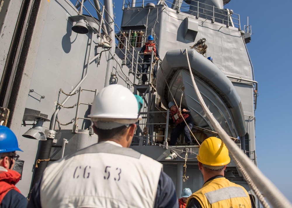 DVIDS - Images - Sailors lower a RHIB aboard USS Mobile Bay [Image 6 of 27]