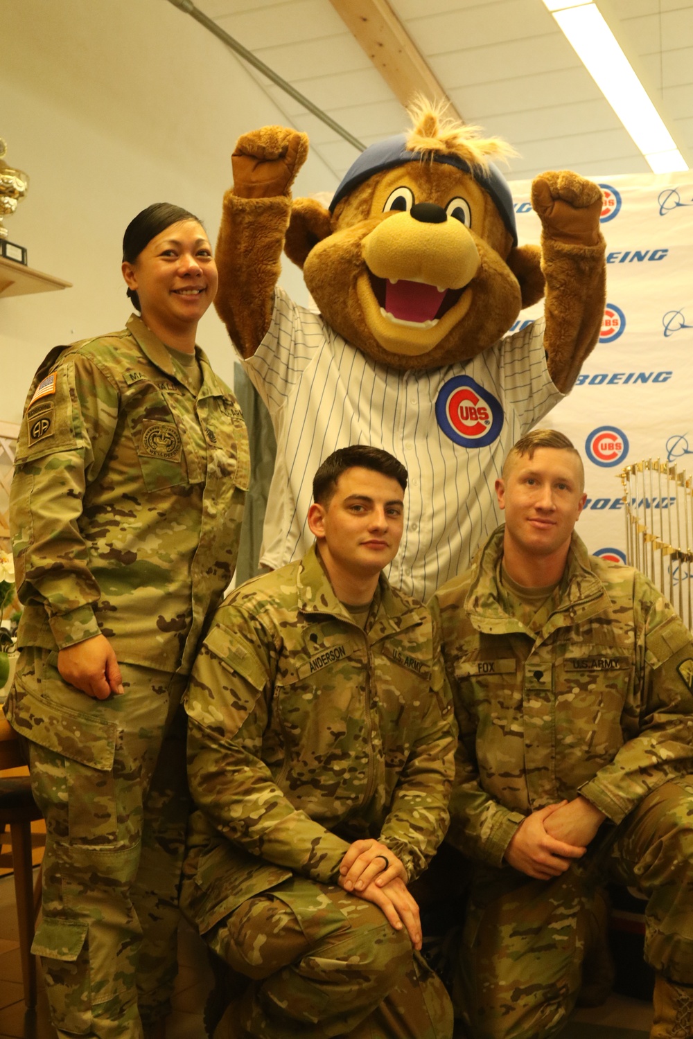 U.S. Soldiers meet Chicago Cubs mascot