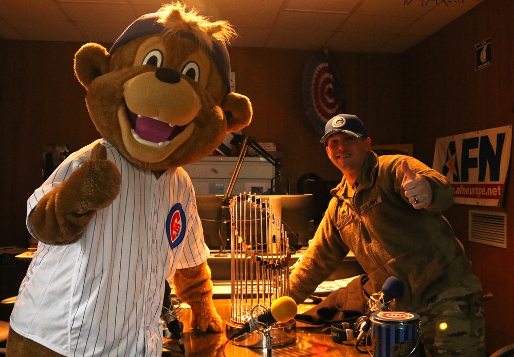 U.S. Soldiers meet Chicago Cubs mascot