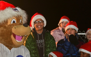 Chicago Cubs mascot attends annual German-American tree lighting