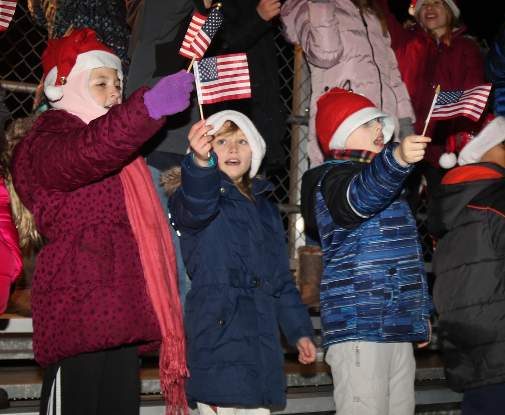 Chicago Cubs mascot attends annual German-American tree lighting