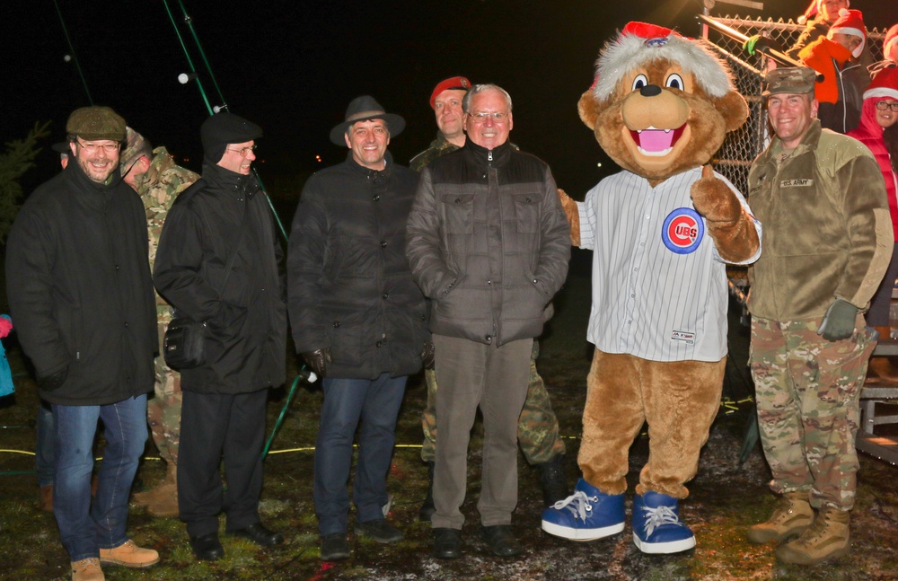 U.S. Soldiers, families meet Chicago Cubs mascot