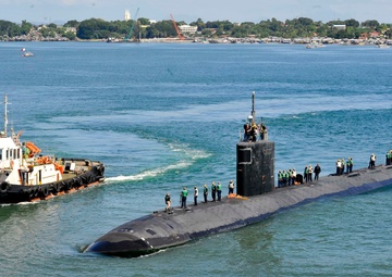 USS Greeneville passes by USS Emory S. Land