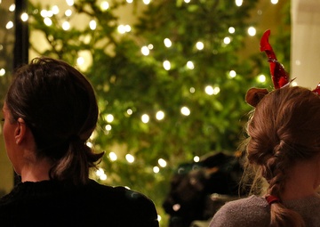 USO shares holiday spirit with deployed Soldiers families