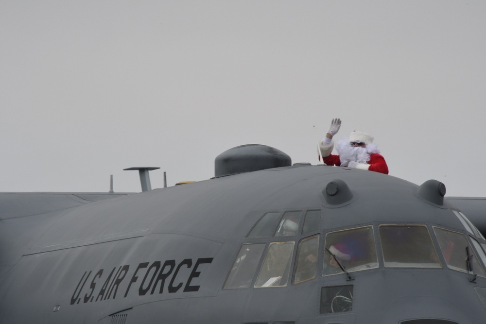 High Rollers deliver Santa and Mrs. Claus to Reno-Tahoe International Airport