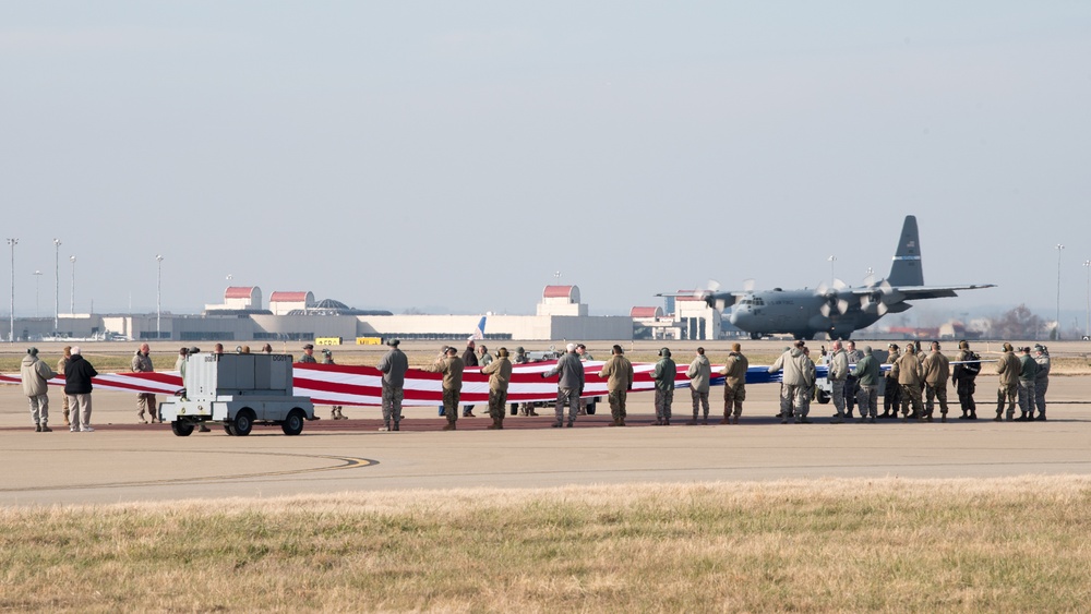 Col. Ken Dale completes his final flight at Ky. Air Guard