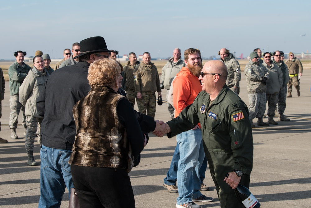 Col. Ken Dale completes his final flight at Ky. Air Guard