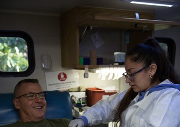 Commanding General kicks off giving season with blood donation