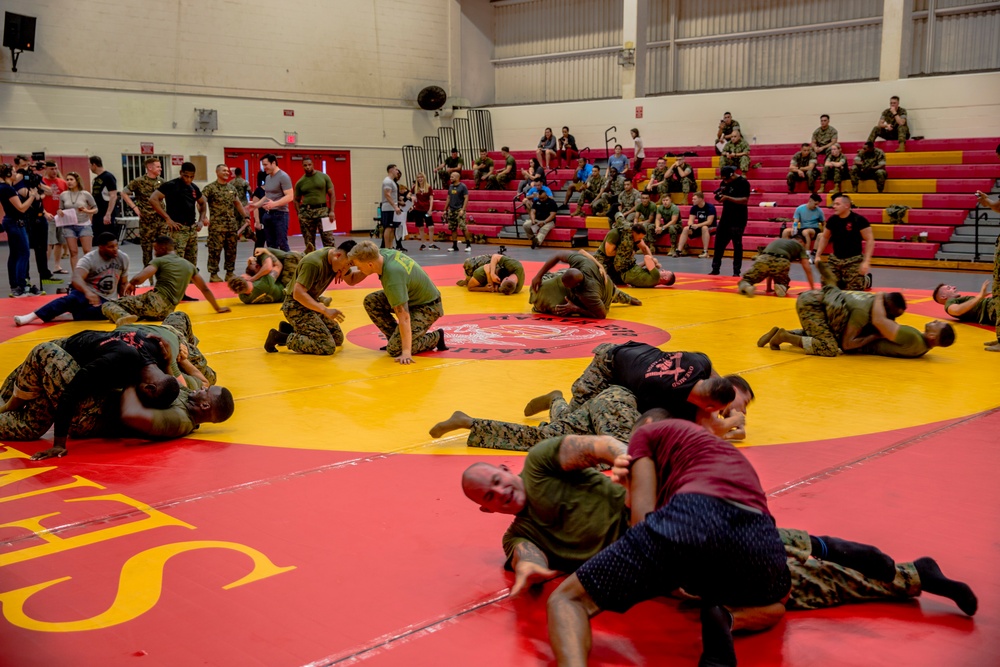 Bellator-USO Visit MCBH