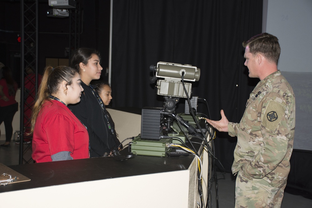 US Army Recruiters Train High School Students