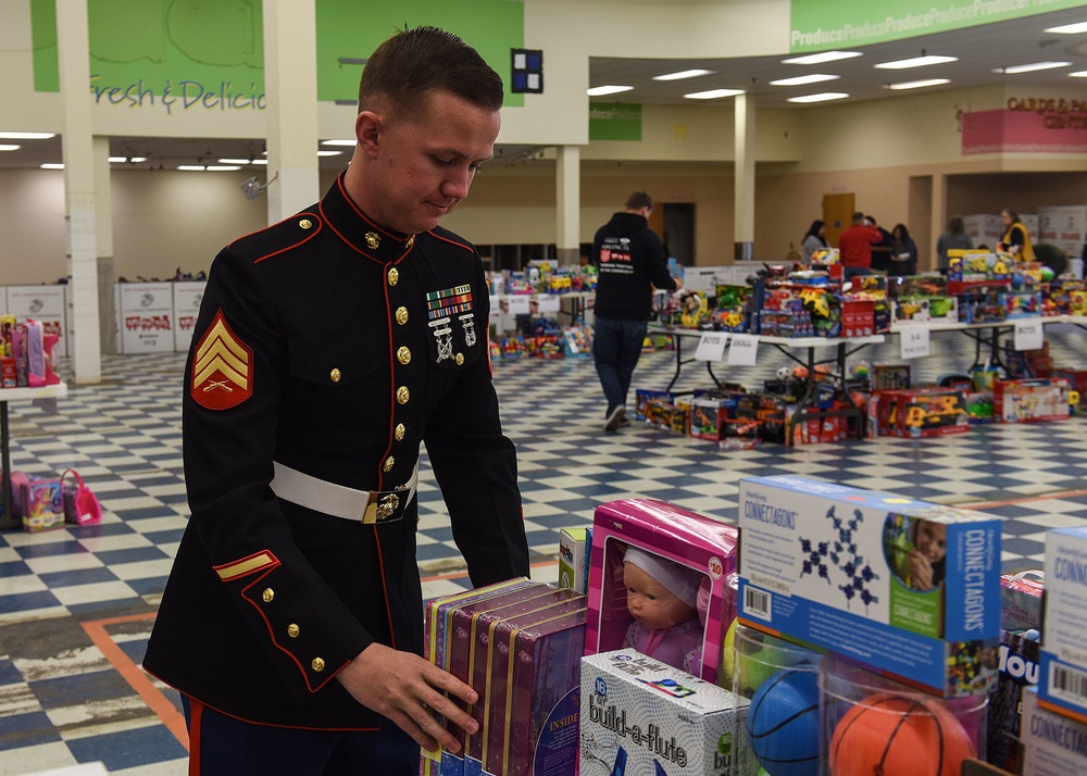 Dyess Marines, Airmen bring cheer with Toys for Tots