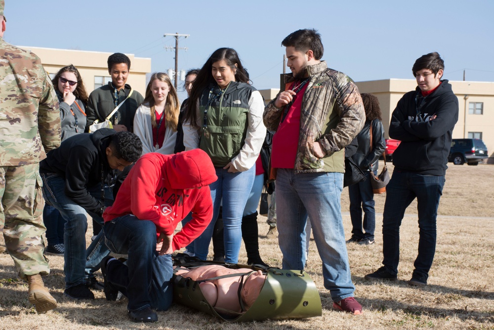 US Army Recruiters Train High School Students