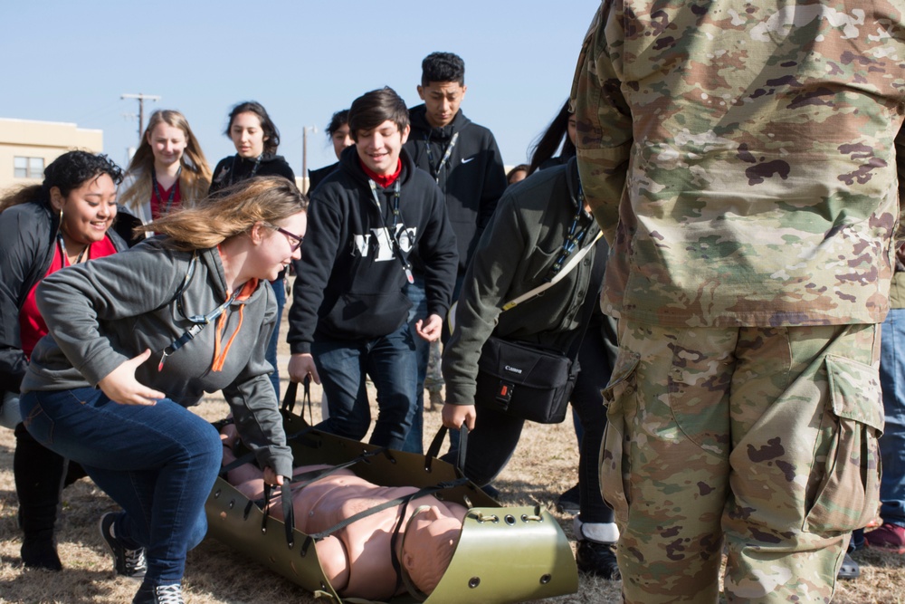 US Army Recruiters Train High School Students