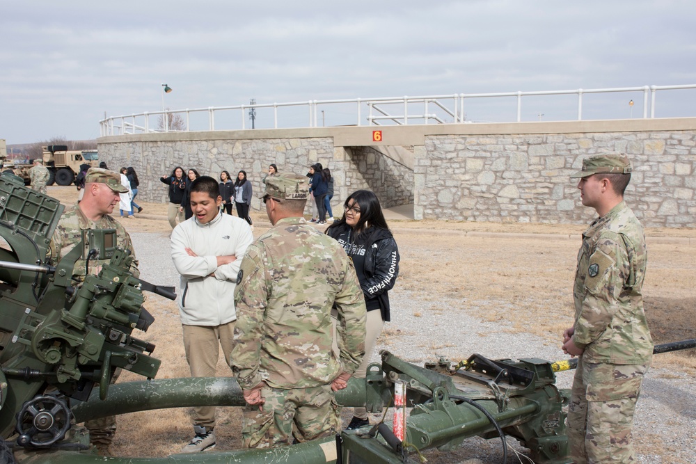 US Army Recruiters Train High School Students