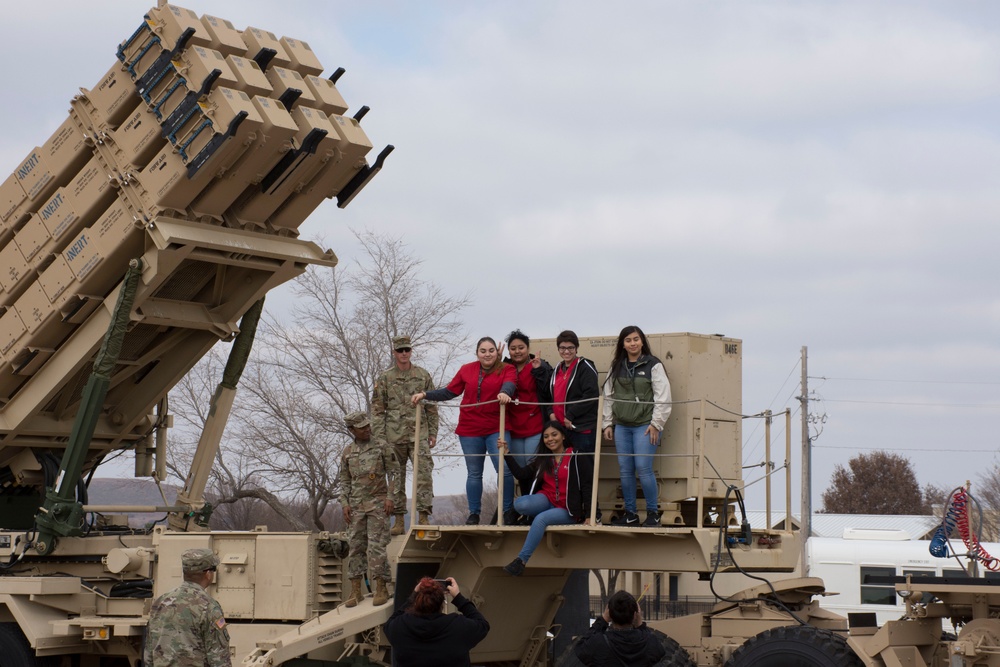 US Army Recruiters Train High School Students