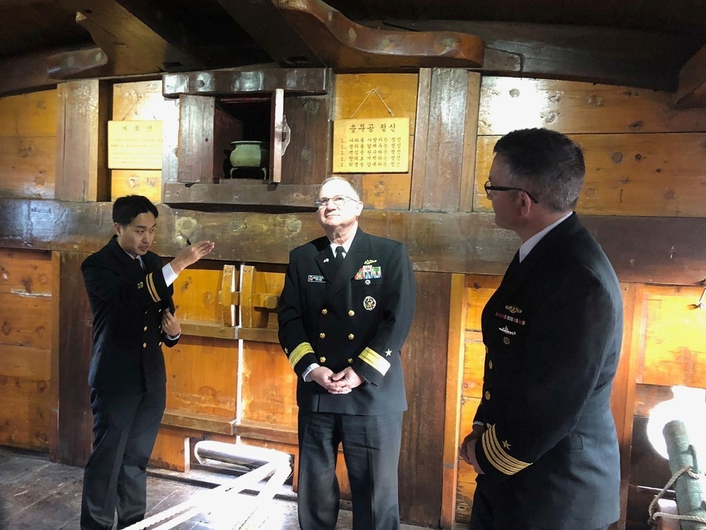 Submarine Group 7 Commander tours ROK Naval Academy