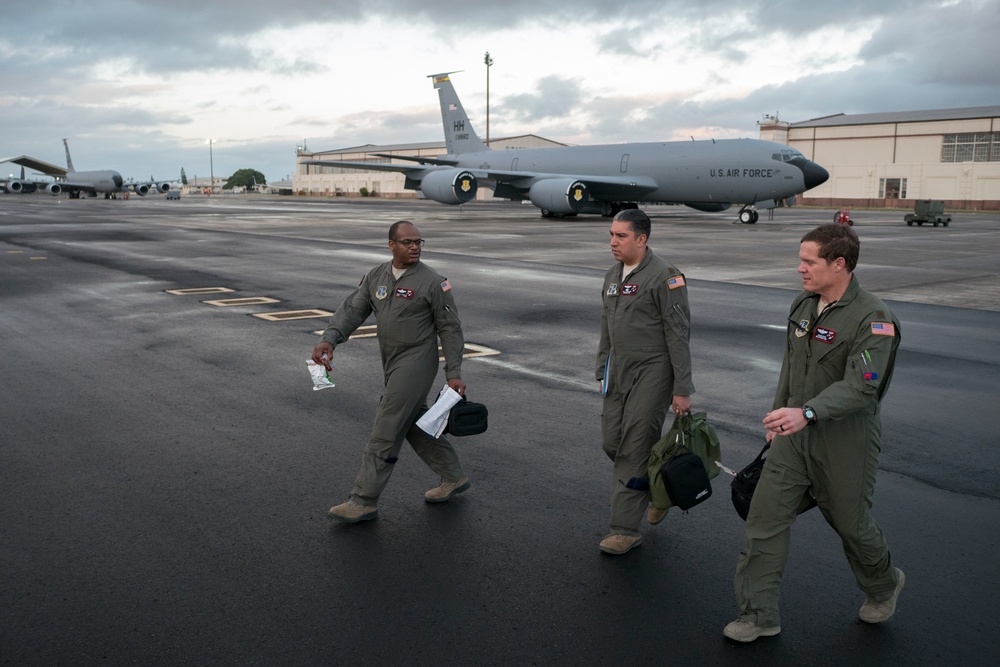 Sentry Aloha fighters fuel up with tanker gas