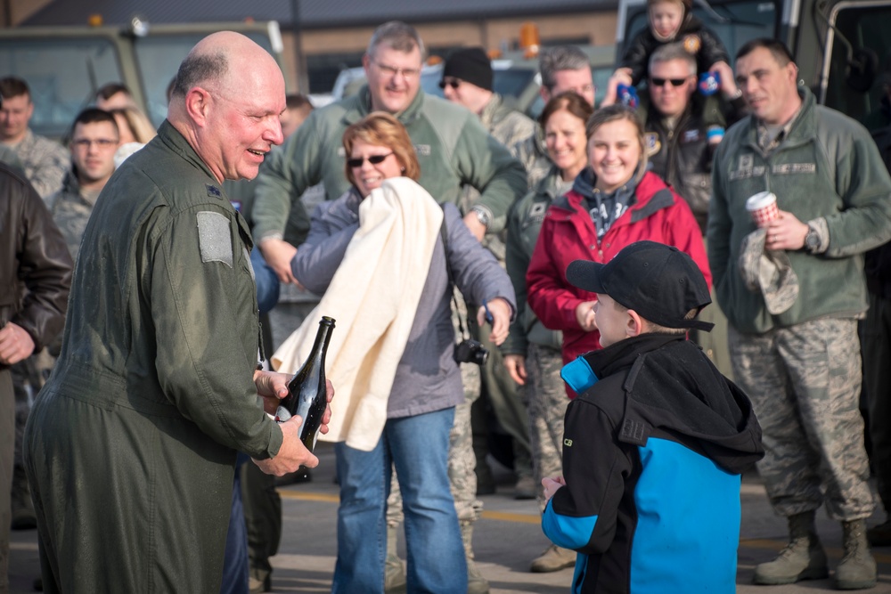 Lt. Col. Robert &quot;Zippy&quot; Dunlap has Final Flight with 179th Airlift Wing