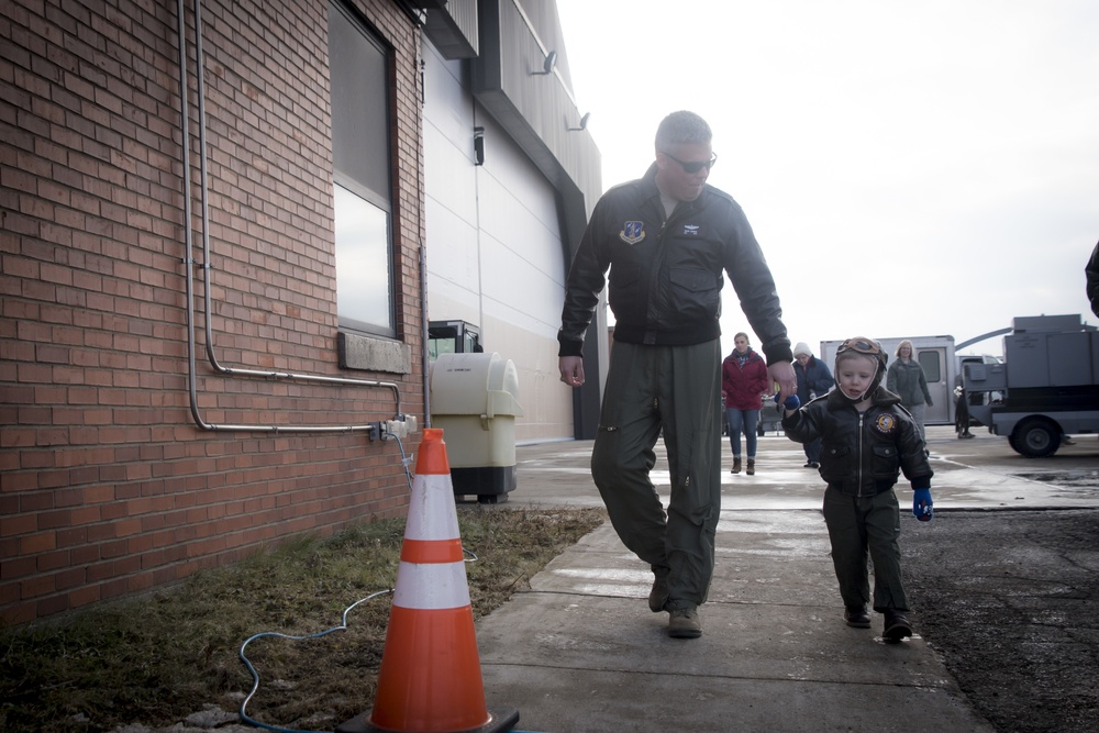 Lt. Col. Robert &quot;Zippy&quot; Dunlap has Final Flight with 179th Airlift Wing