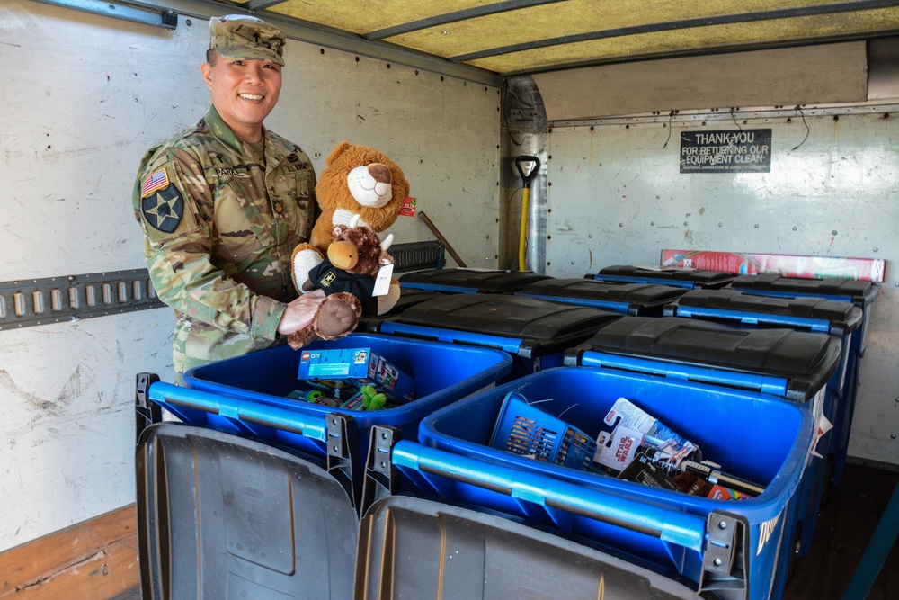 199th Infantry Brigade donates toys to Valley Rescue Mission