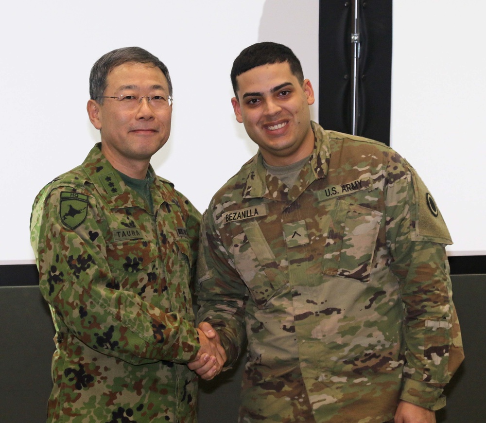 U.S. and Japan Commanding Generals recognize outstanding Soldiers at Yama Sakura 75