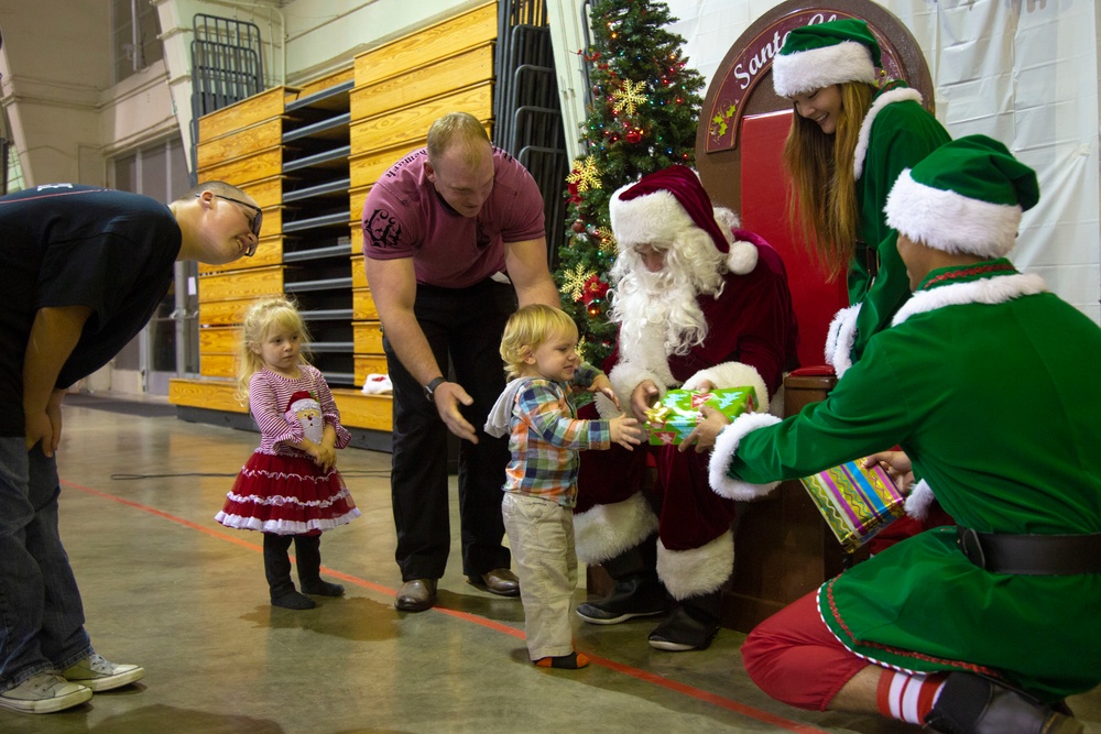 MCIPAC Headquarters and Support Battalion hosts annual Christmas party