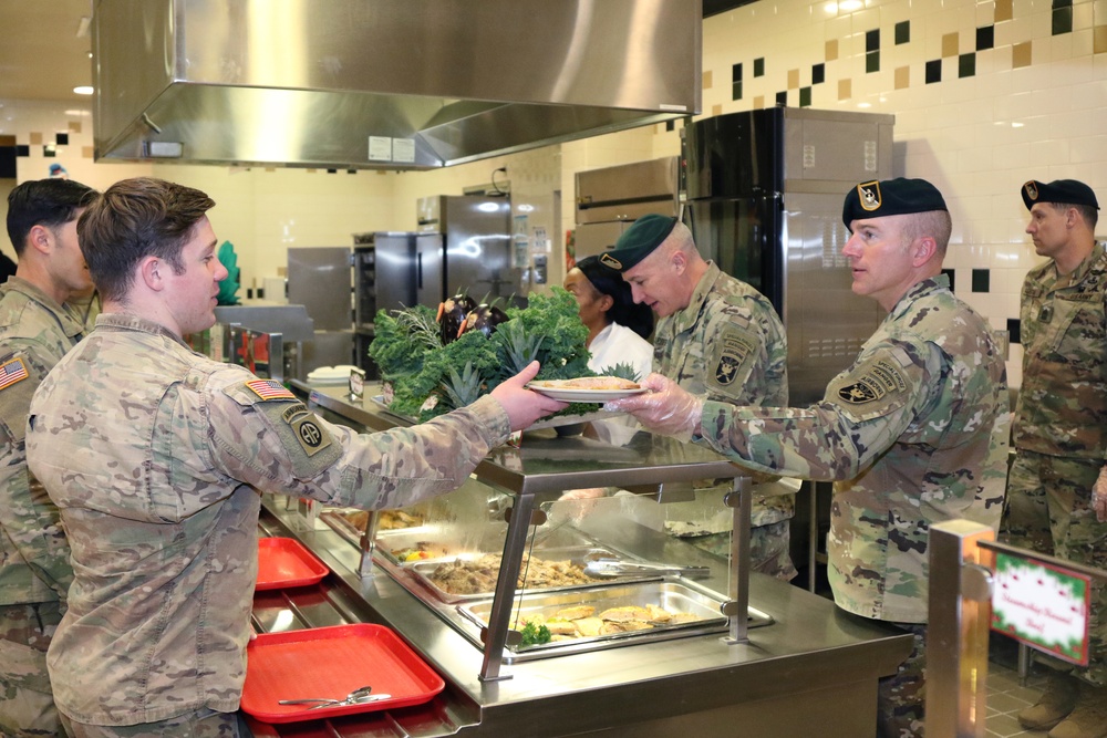 Special Warfare Center Serves Holiday Lunch