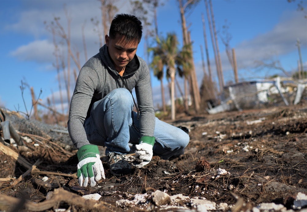 Tyndall Airmen help clean Mexico Beach