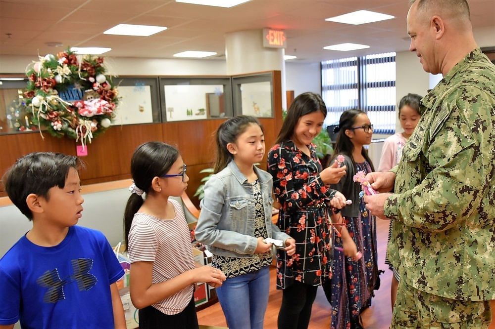 Elementary school helps Tripler celebrate the holidays