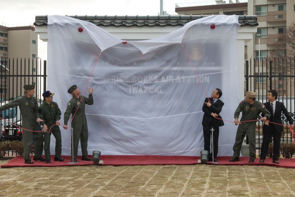 MCAS Iwakuni leadership unveils new station sign