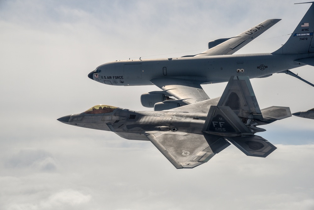 F-22 Raptor flies next to a KC-135 Stratotanker