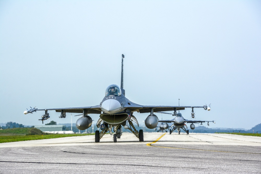 F-16C Fighting Falcons taxi the runway