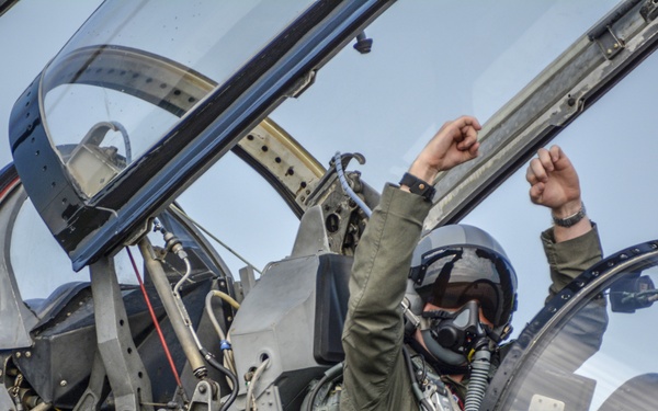 T-38 Talon pilot raises his hands