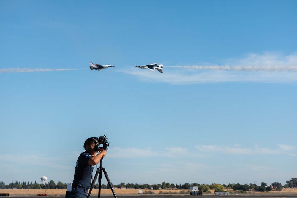 Thunderbirds perform at Mather Airshow