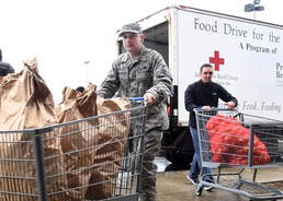 Volunteers collect, distribute Thanksgiving meal items
