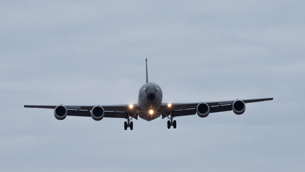 KC-135 Stratotanker touch and goes