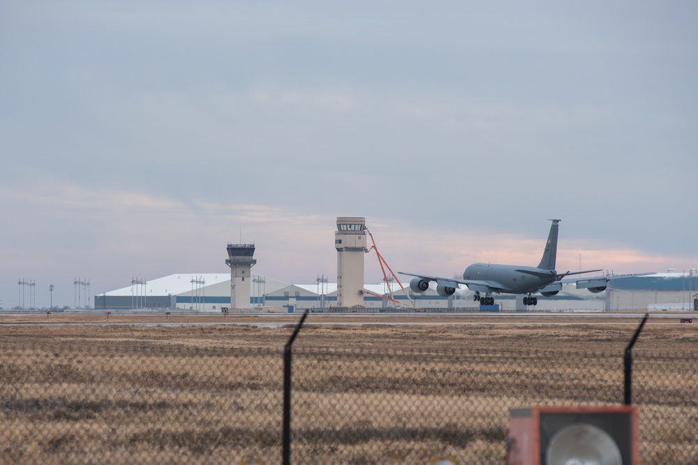 KC-135 Stratotanker touch and goes