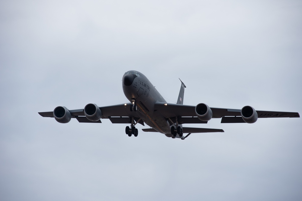 KC-135 Stratotanker touch and goes