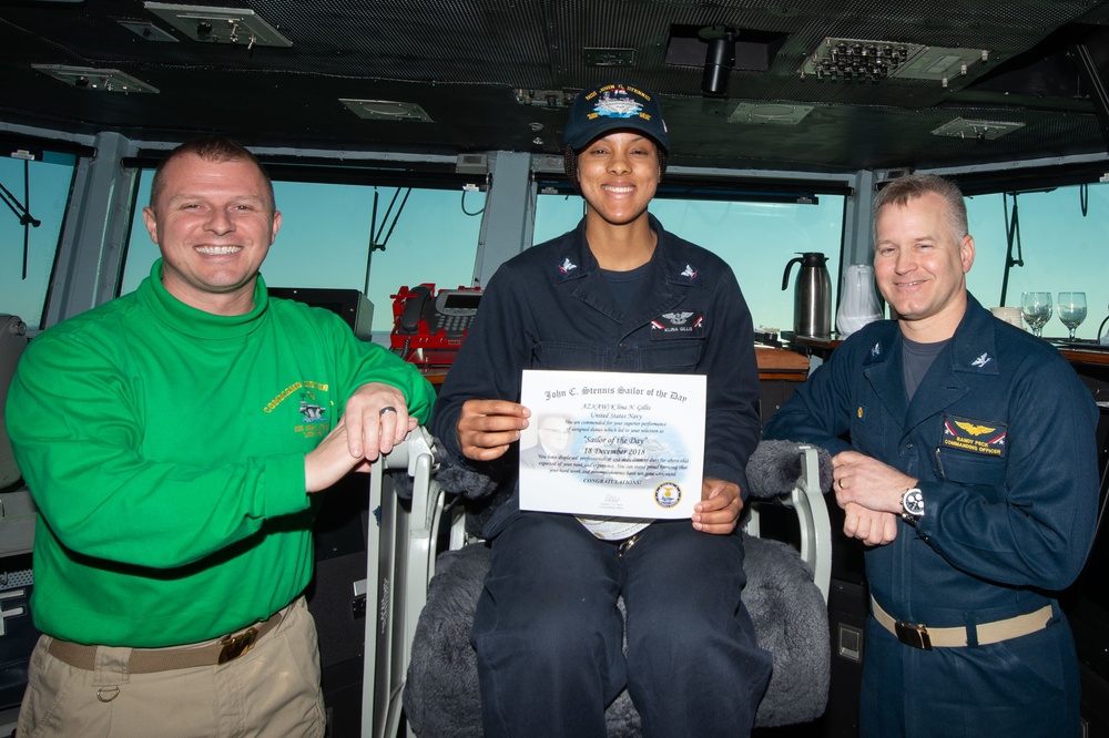 U.S. Sailor receives Sailor of the Day award