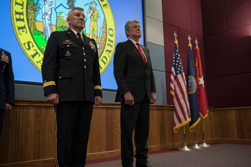 Idaho Govenor Otter Recieves Award from Idaho National Guard