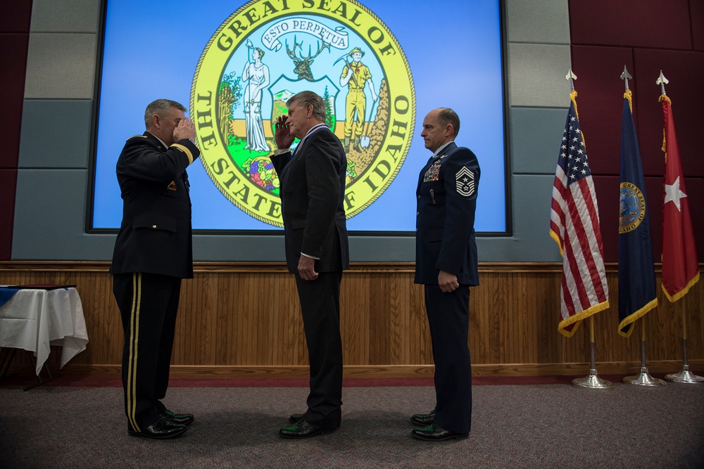 Idaho Govenor Otter Recieves Award from Idaho National Guard