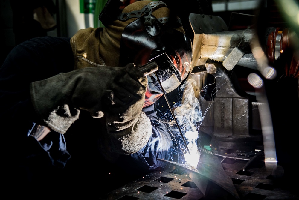 Sailor welds aboard USS Jason Dunham (DDG 109)