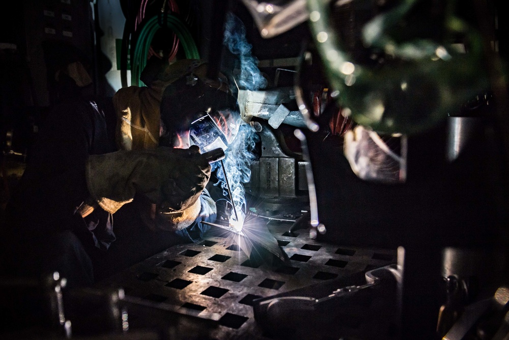 Sailor welds aboard USS Jason Dunham (DDG 109)