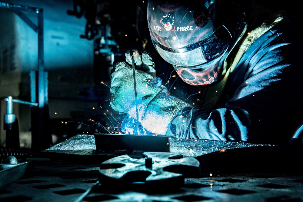 Sailor welds aboard USS Jason Dunham (DDG 109)