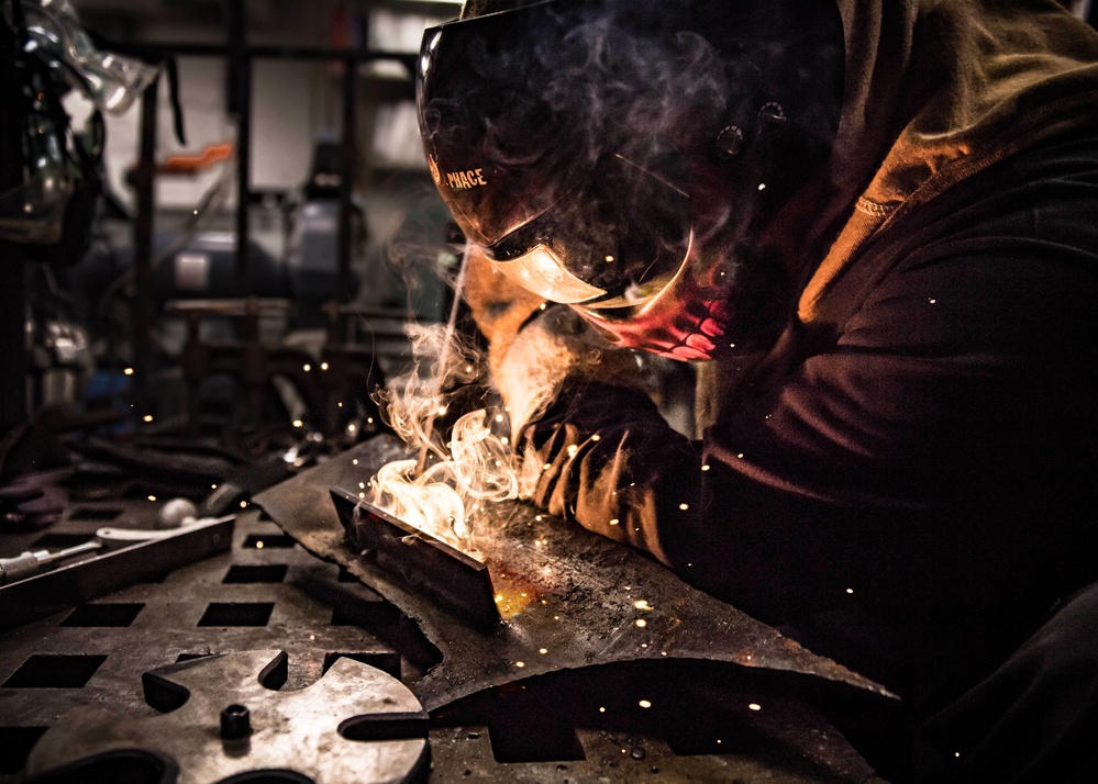 Sailor welds aboard USS Jason Dunham (DDG 109)