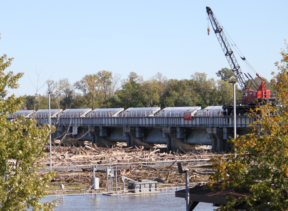 Debris Cleanup a Huge Task at Lock and Dam 20