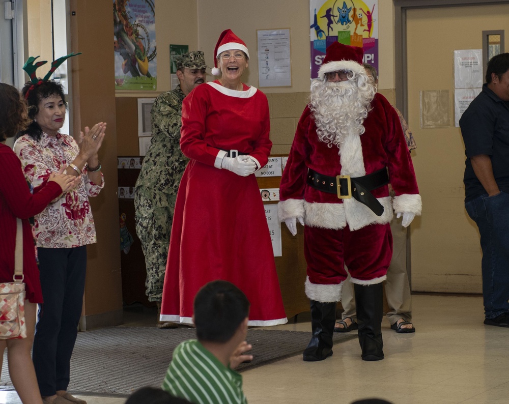 Santa and Mrs. Claus Pay Visit To Local Guam School