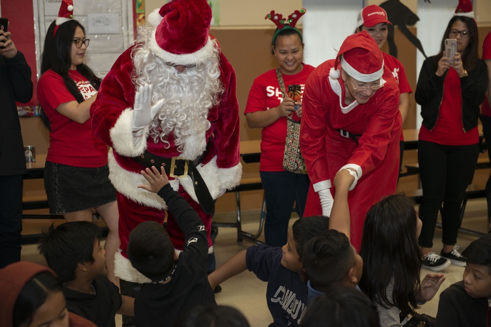 Santa and Mrs. Claus Pay Visit To Local Guam School