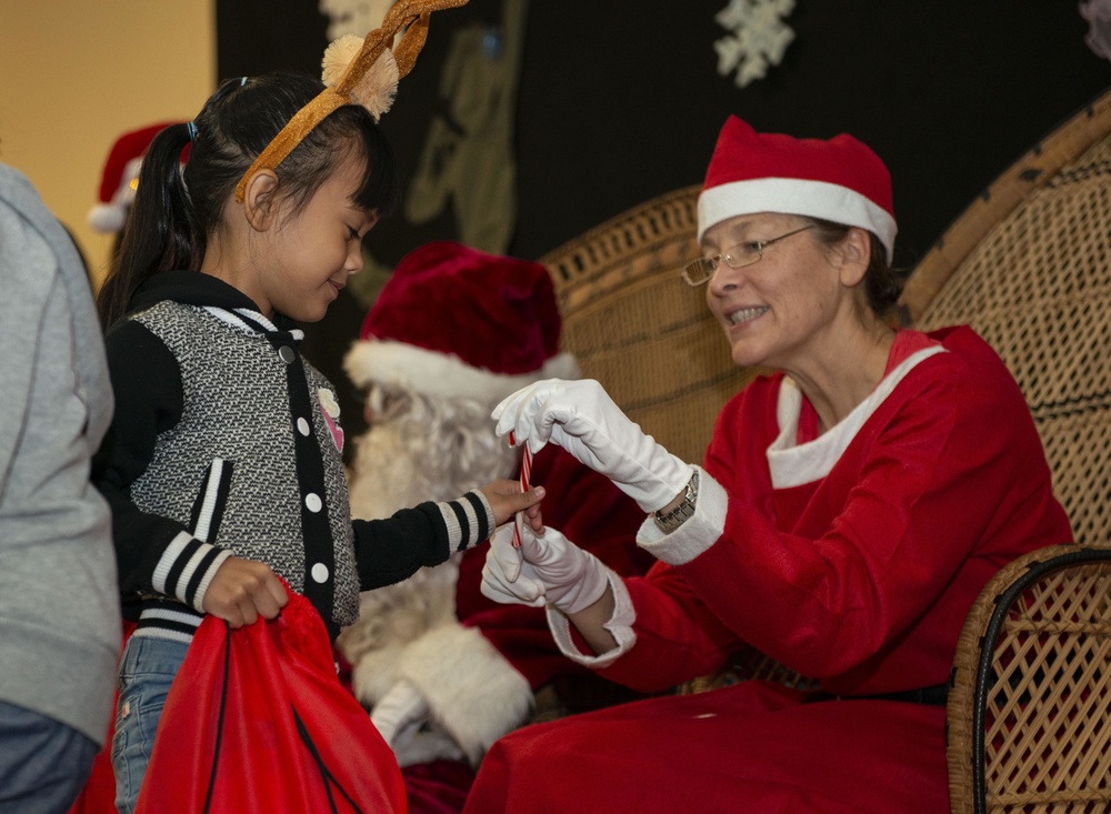 Santa and Mrs. Claus Pay Visit To Local Guam School