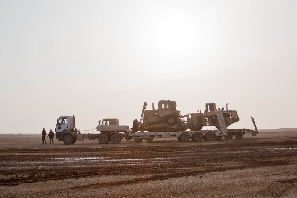SDF CONTRACTORS BUILD/IMPROVE BATTLE POSITIONS IN THE MERV